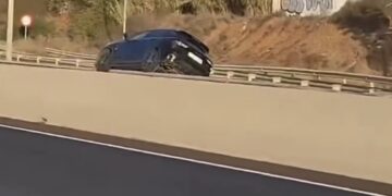 Accidente en la A-7: Un vehículo se sale de la vía a la altura del Faro de Calaburras, en Mijas