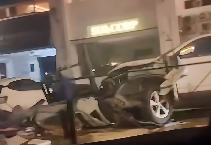 Un vehículo se sale de la vía en el centro de Marbella y choca contra unos tubos provocando una inundación de agua
