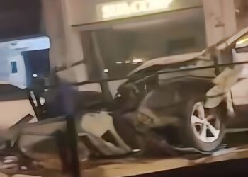 Un vehículo se sale de la vía en el centro de Marbella y choca contra unos tubos provocando una inundación de agua