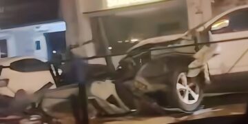 Un vehículo se sale de la vía en el centro de Marbella y choca contra unos tubos provocando una inundación de agua