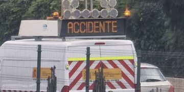 Accidente en la entrada de Puerto Banús tras la colisión de una grúa y una furgoneta