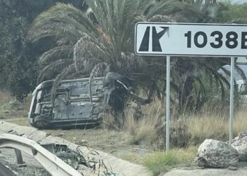 Un accidente en Marbella deja dos heridos tras salirse un vehículo de la vía