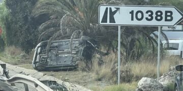 Un accidente en Marbella deja dos heridos tras salirse un vehículo de la vía