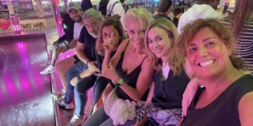 Las actrices Belén Rueda y Marta Hazas se dejan ver por la Feria de San Pedro