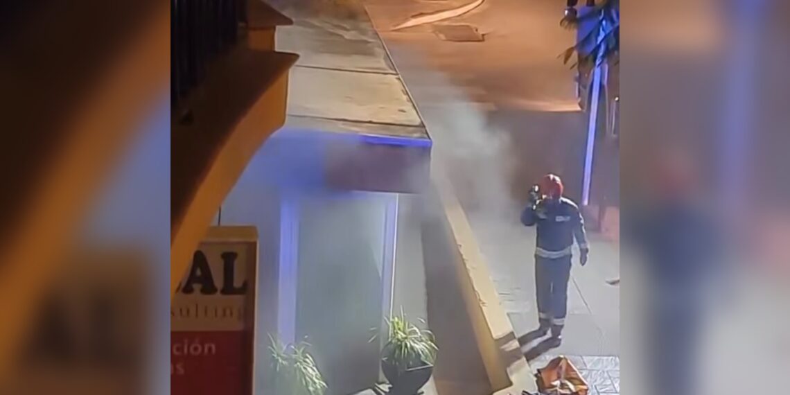 Bomberos actúa en un incendio producido en un bar de Fuengirola