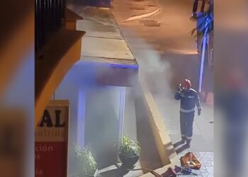 Bomberos actúa en un incendio producido en un bar de Fuengirola
