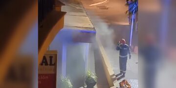 Bomberos actúa en un incendio producido en un bar de Fuengirola