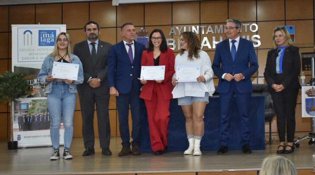 El presidente de la Mancomunidad entrega los diplomas a los alumnos de la Escuela de Hostelería de Benahavís