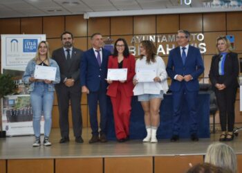 El presidente de la Mancomunidad entrega los diplomas a los alumnos de la Escuela de Hostelería de Benahavís
