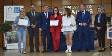El presidente de la Mancomunidad entrega los diplomas a los alumnos de la Escuela de Hostelería de Benahavís