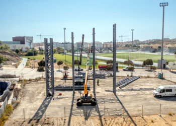 El Ayuntamiento de Estepona inicia el montaje del futuro rocódromo municipal