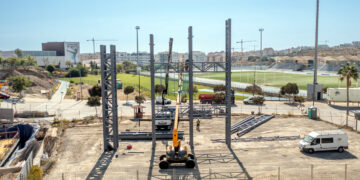 El Ayuntamiento de Estepona inicia el montaje del futuro rocódromo municipal