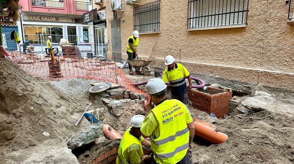 Fuengirola remodela el pasaje de Las Perlas con solería antideslizante y nueva iluminación