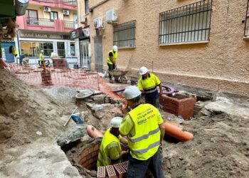 Fuengirola remodela el pasaje de Las Perlas con solería antideslizante y nueva iluminación