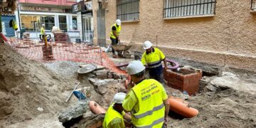 Fuengirola remodela el pasaje de Las Perlas con solería antideslizante y nueva iluminación