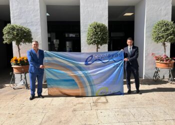 La playa El Cable revalida la bandera medioambiental Ecoplayas