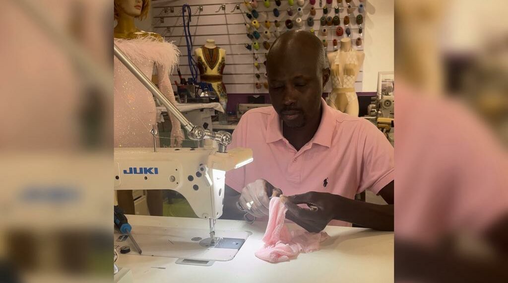 De la patera al taller de costura: así es la historia de Mamadou
