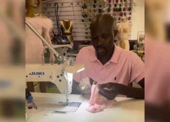 De la patera al taller de costura: así es la historia de Mamadou