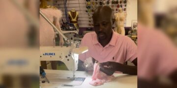 De la patera al taller de costura: así es la historia de Mamadou