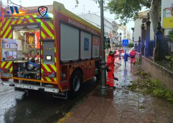 Siete heridos en Málaga tras colisionar un autobús contra un muro por acumulación de agua