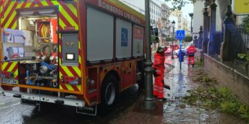 Siete heridos en Málaga tras colisionar un autobús contra un muro por acumulación de agua