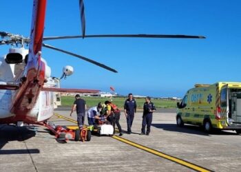 Muere la conductora de un turismo tras perder el control y chocarse con otro que estaba aparcado