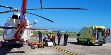 Muere la conductora de un turismo tras perder el control y chocarse con otro que estaba aparcado