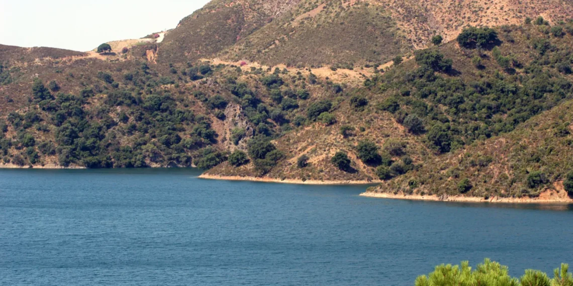 El pantano de la Concepción encara el otoño con un 20% menos de agua que hace un año