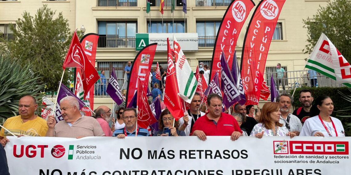 Un centenar de personas se concentran en Málaga para exigir actualizar los listados de la Bolsa del SAS