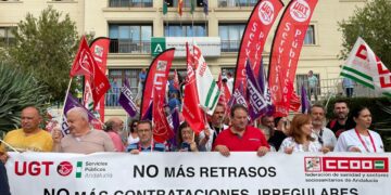 Un centenar de personas se concentran en Málaga para exigir actualizar los listados de la Bolsa del SAS