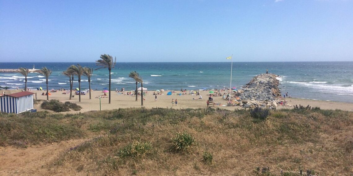 Fallece un bañista en la playa de Cabopino