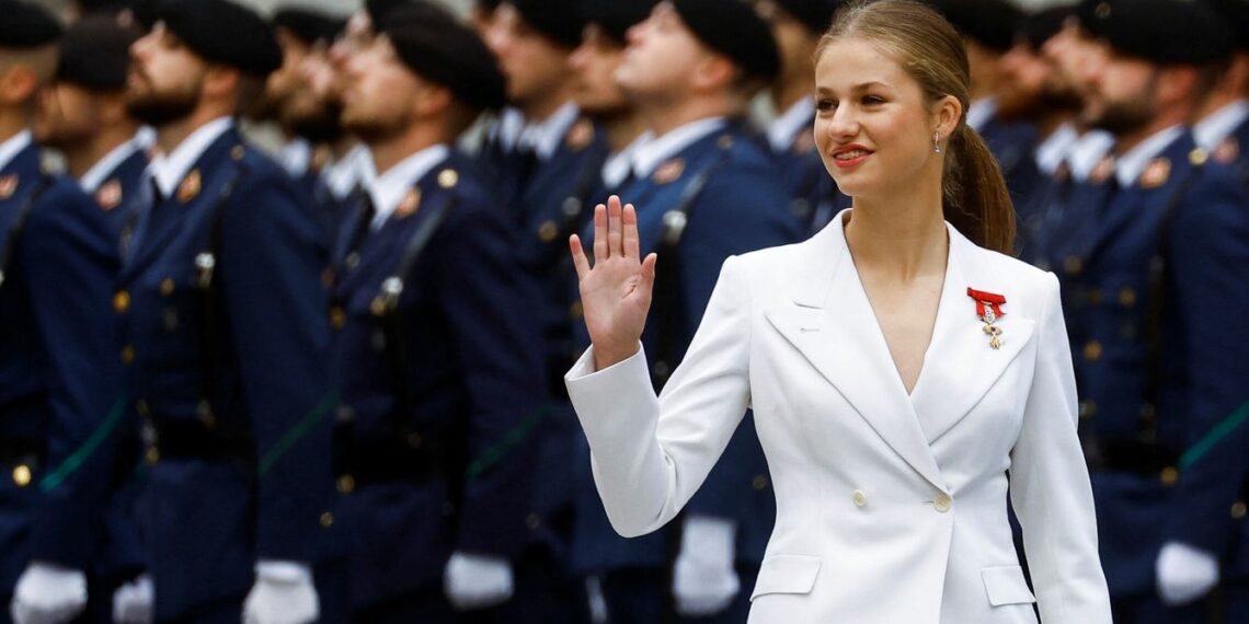 La Princesa Leonor jura la Constitución ante un largo y sonoro aplauso de las Cortes