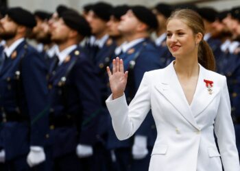 La Princesa Leonor jura la Constitución ante un largo y sonoro aplauso de las Cortes