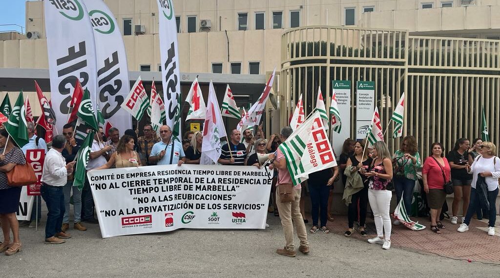 Trabajadores de la Residencia de Tiempo Libre de Marbella se manifiestan en Málaga