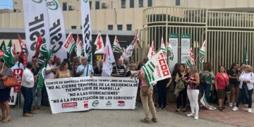 Trabajadores de la Residencia de Tiempo Libre de Marbella se manifiestan en Málaga