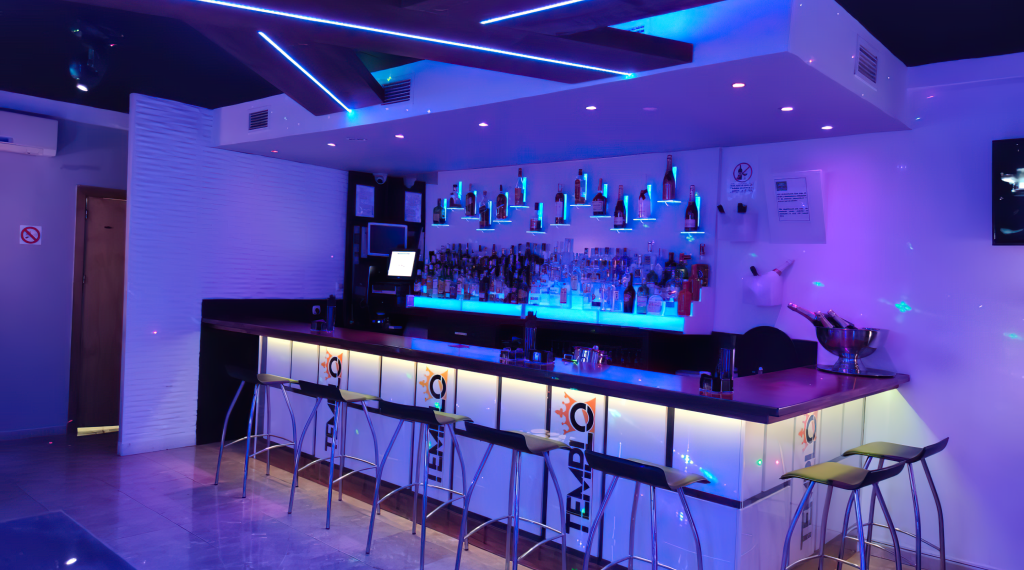 Un hombre entra armado a un club nocturno de Estepona y dispara contra uno de sus clientes