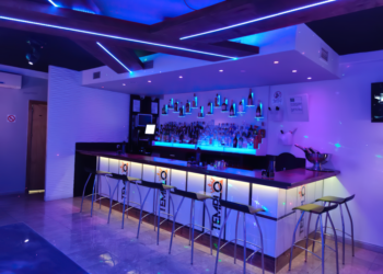 Un hombre entra armado a un club nocturno de Estepona y dispara contra uno de sus clientes