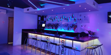 Un hombre entra armado a un club nocturno de Estepona y dispara contra uno de sus clientes