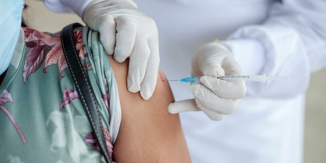 Salud inicia este lunes la vacunación contra la gripe y covid en mayores de 70 años y personas con patologías de riesgo