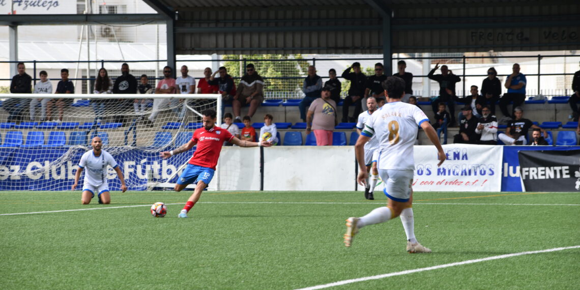El CD Estepona no consigue la victoria pero puntúa en Vélez tras el empate de 1-1