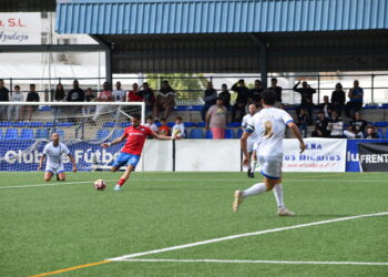 El CD Estepona no consigue la victoria pero puntúa en Vélez tras el empate de 1-1