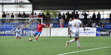 El CD Estepona no consigue la victoria pero puntúa en Vélez tras el empate de 1-1