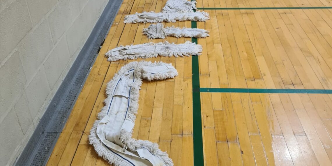 Así se encuentra el Pabellón de La Lobilla: «El parquet podrido, sin luz y se ve el cielo desde el interior»