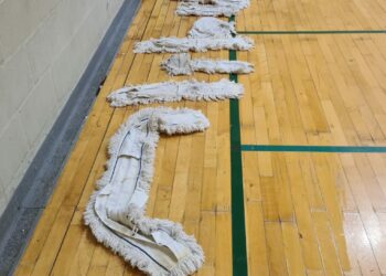 Así se encuentra el Pabellón de La Lobilla: «El parquet podrido, sin luz y se ve el cielo desde el interior»