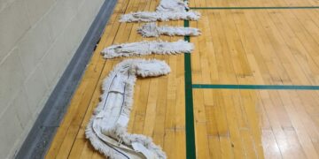 Así se encuentra el Pabellón de La Lobilla: «El parquet podrido, sin luz y se ve el cielo desde el interior»