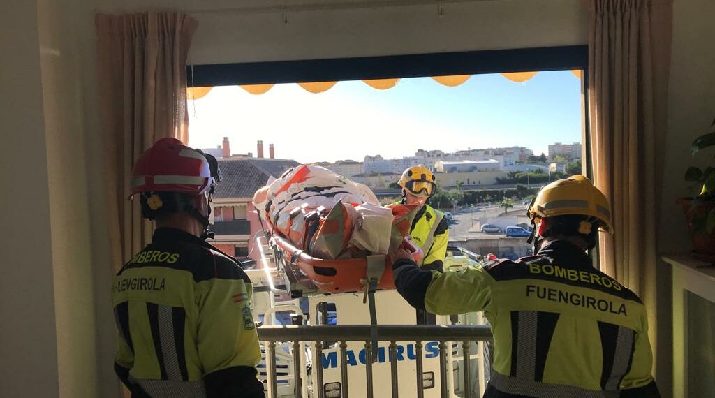 Evacuan a un hombre en Fuengirola tras caerse en el interior de su domicilio