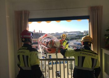 Evacuan a un hombre en Fuengirola tras caerse en el interior de su domicilio