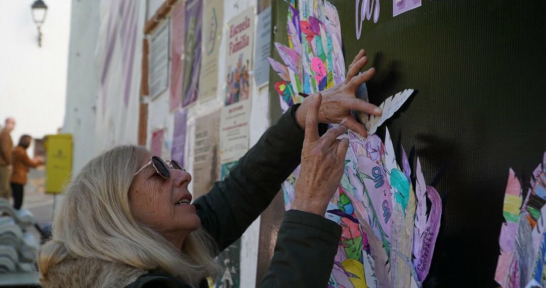 «¡Que no te corten las alas!»: Casares celebra el 25N con la lectura del manifiesto y un gran mural