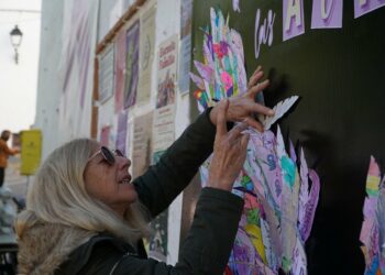 «¡Que no te corten las alas!»: Casares celebra el 25N con la lectura del manifiesto y un gran mural