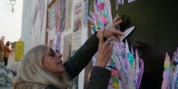 «¡Que no te corten las alas!»: Casares celebra el 25N con la lectura del manifiesto y un gran mural